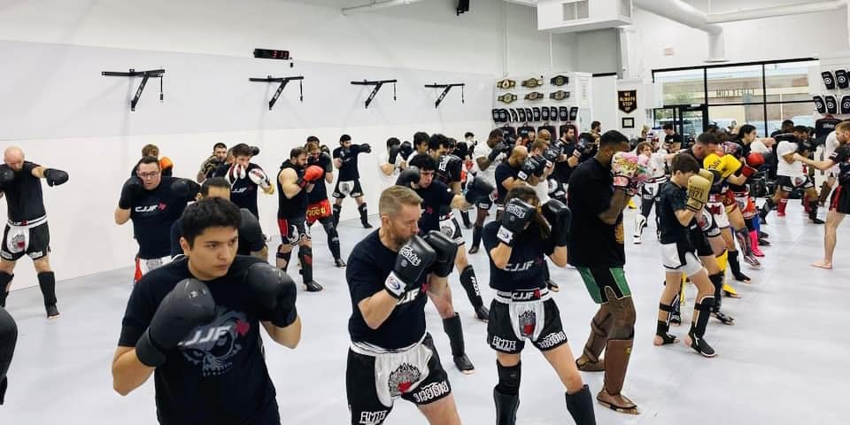 Muay Thai fitness class training together